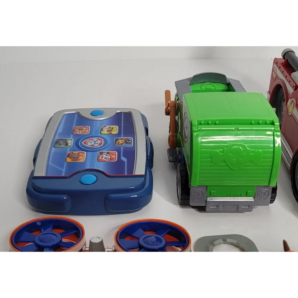 Huge Lot of 30 Paw Patrol Figures Vehicles Parts Chase Marshall Zuma Spin Master
